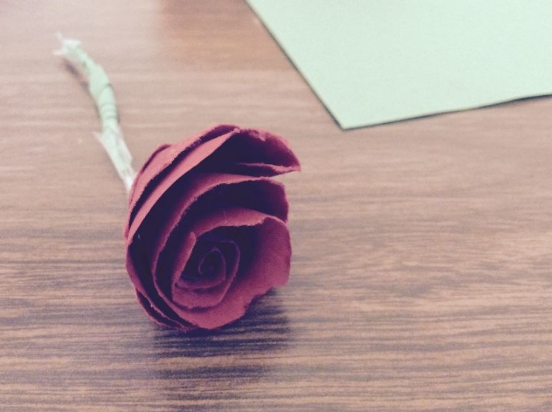 Бумажные розы на День Святого Валентина своими руками! (22 фото)