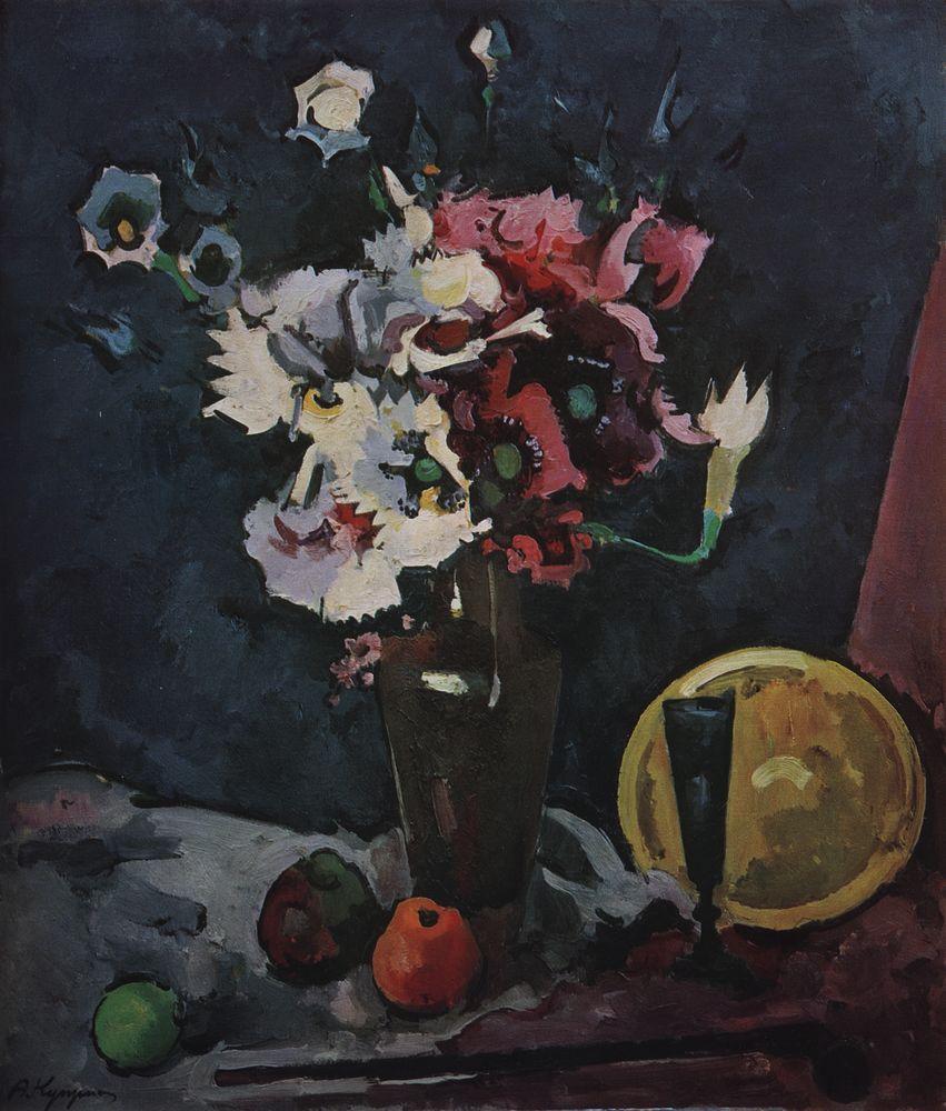 Белые и розовые искусственные цветы на черном фоне, с желтой миской и синим бокалом — Куприн Александр Васильевич 