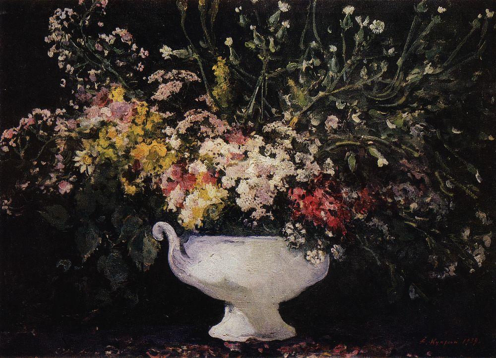 Букет полевых цветов в белой вазе на черном фоне — Куприн Александр Васильевич 