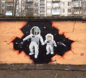 В Петербурге нарисовали граффити с космонавтами. В шлемах скафандров установлены зеркала